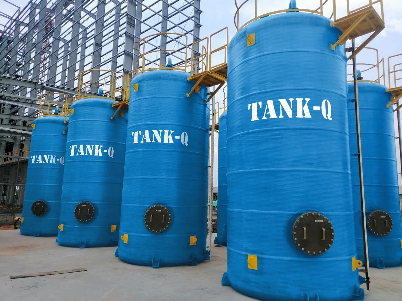 ถัง FRP ของ TANK-Q เรียงแถวที่หน้างานโรงงาน